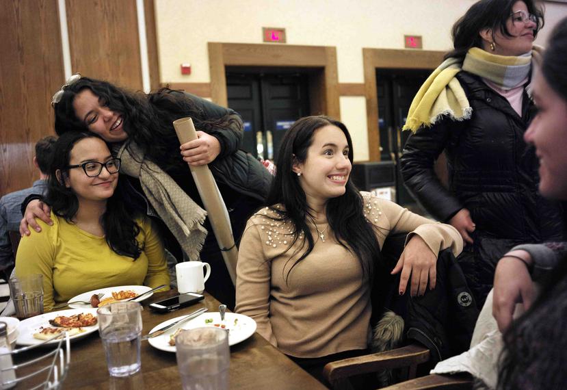 Estudiantes puertorriqueños en una cafetería del campus de la Universidad Brown, donde están estudiando, en Providence, Rhode Island. (AP)