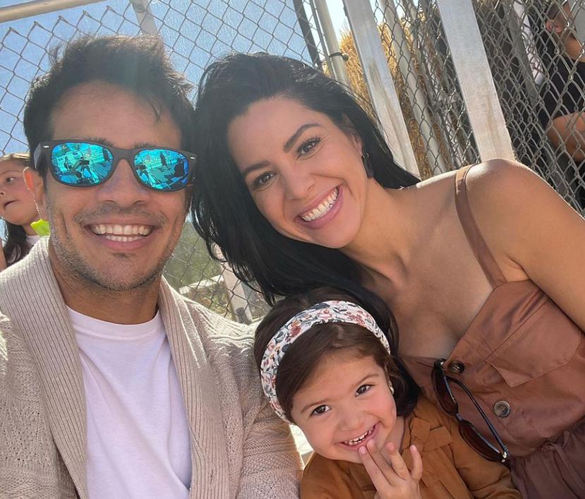 Éktor Rivera y Yara Lasanta, aquí junto a su primera hija Bría Yaré, esperan su segundo hijo.