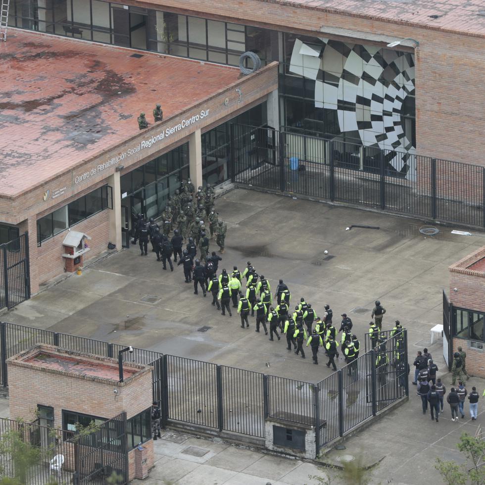 Unos 1,100 uniformados del bloque de seguridad, que conforman las fuerzas armadas y la policía, intervinieron desde la madrugada en la cárcel de la ciudad costera de Esmeraldas, en el norte del Ecuador y una de las más peligrosas, informó la institución militar en la red social X, antes Twitter.