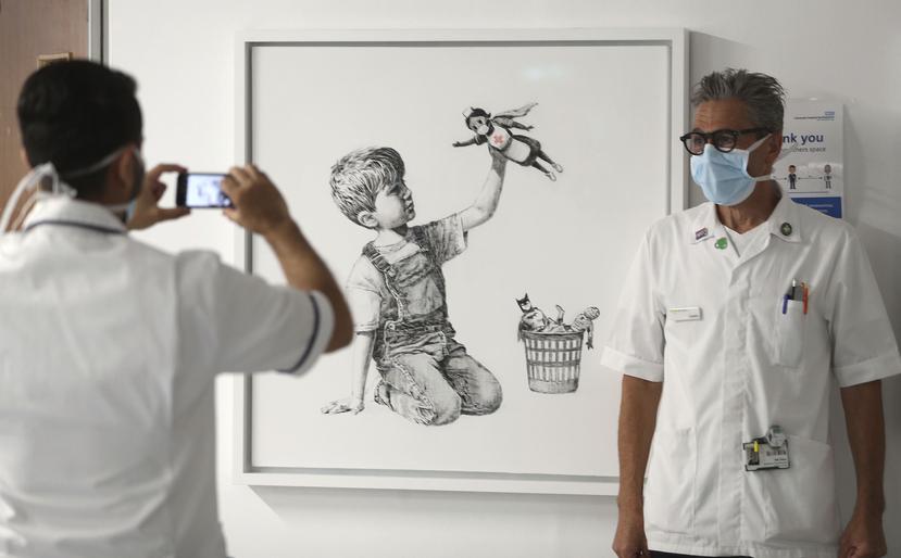 Nueva obra de Banksy titulada "Game Changer", expuesta para los trabajadores y pacientes del Hospital General de Southampton en Inglaterra.
