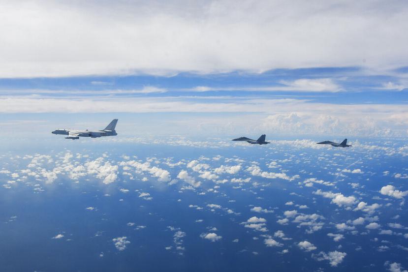 En esta foto distribuida por la Agencia Noticiosa Xinhua, aviones del Comando del Teatro Oriental del Ejército Popular de Liberación chino realizan ejercicios de combate en torno a la isla de Taiwán, jueves 11 de agosto de 2022.