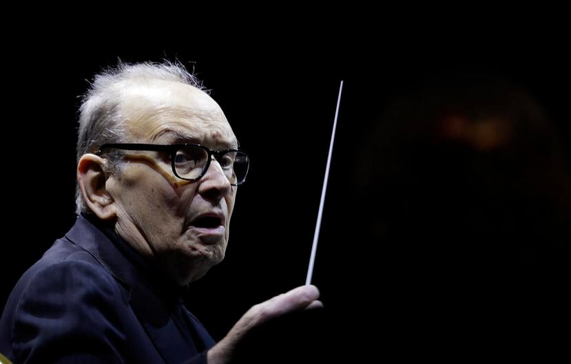 El compositor italiano Ennio Morricone dirige una orquesta durante un concierto en Milán, Italia, en el 2018.