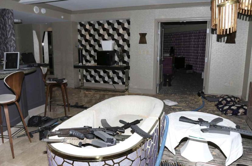 Imagen del cuarto en el hotel Mandalay Bay desde donde se hicieron los disparos. (AP)
