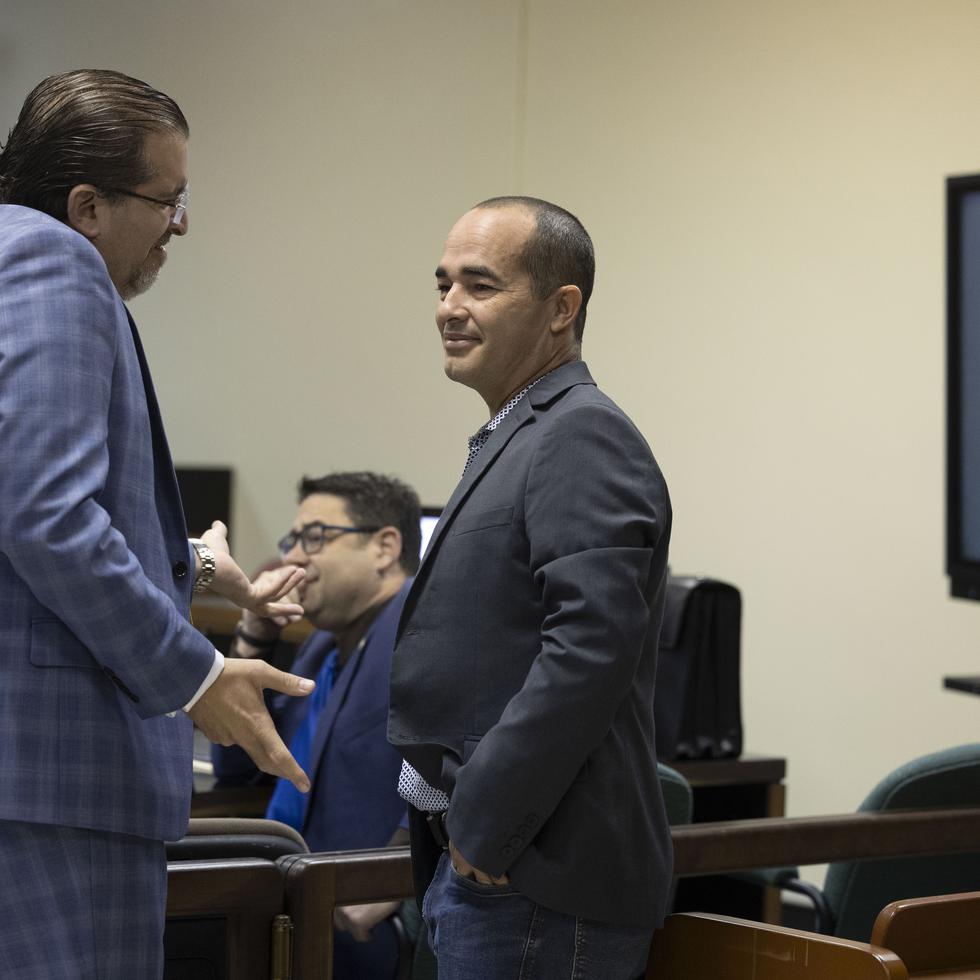 Eliezer Molina asegura que ha cumplido con todas las exigencias de la Comisión Estatal de Elecciones para formalizar su candidatura al Senado. En la foto, en la sala judicial junto a uno de sus abogados.