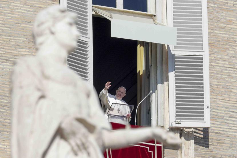 El papa Francisco realizó una bendición desde su estudio para el público que llegó hasta la Ciudad del Vaticano como parte de la ceremonia. (AP)