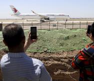 Residentes mirando mientras un avión chino de pasajeros se prepara para despegar en un vuelo de prueba del aeropuerto internacional Beijing Daxing, el 13 de mayo de 2019.