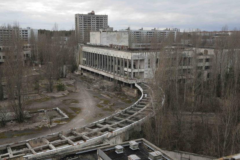 Varios edificios de apartamentos abandonados en el pueblo de Pripyat, cerca de Chernóbil. (AP/Efrem Lukatsky)