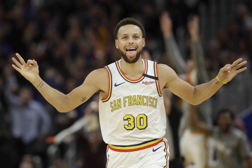State Stephen Curry celebra tras anotar un triple en la primera mitad del juego de la NBA que enfrentó a su equipo con los Raptors de Toronto, en San Francisco. (AP / Jeff Chiu)