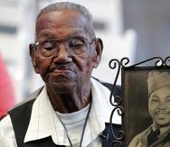 Lawrence Brooks, veterano estadounidense de la Segunda Guerra Mundial, junto con una foto de él tomada en 1943.