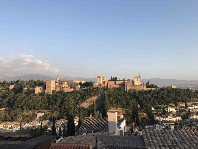 La Alhambra es un hermoso conjunto de palacios, edificios y torres con elaborada arquitectura y fachadas con diseños y textos en árabe.  (Francisco Javier Díaz)