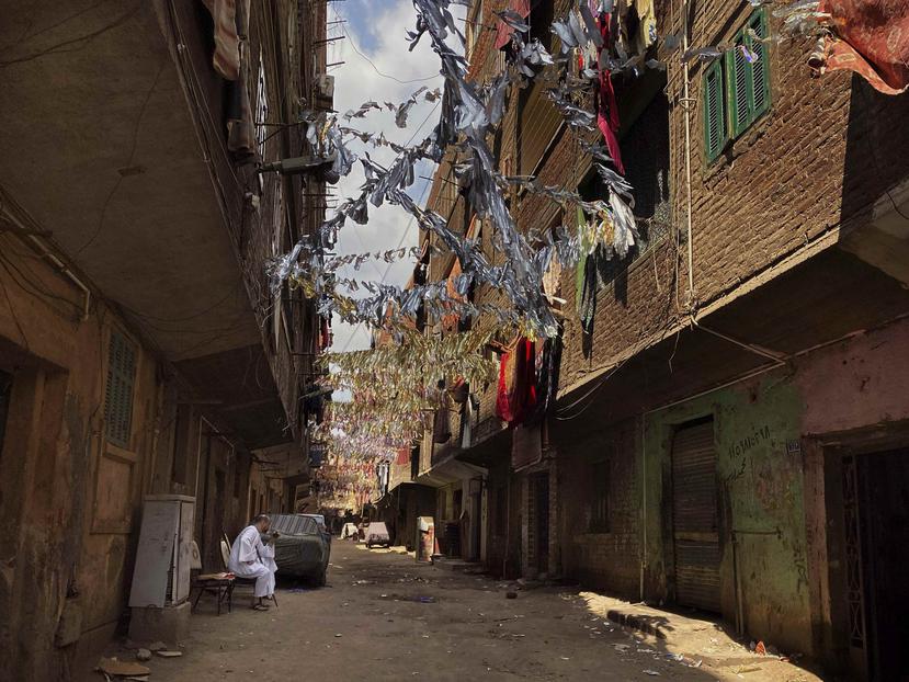 Decoraciones del Ramadán colgadas en una calle cerrada después de que una familia diera positivo a coronavirus, en Bahtim. (AP)