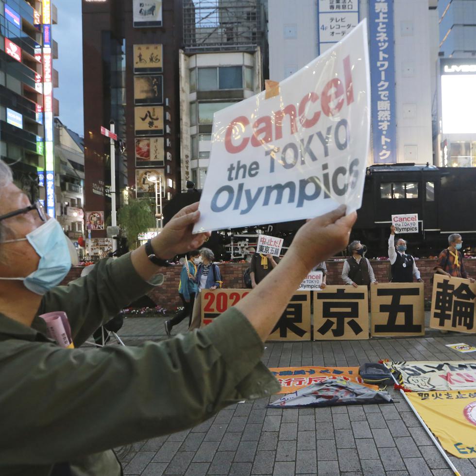 Un grupo de manifestantes protesta contra el plan de realizar los Juegos Olímpicos, en Tokio, el lunes 17 de mayo de 2021.