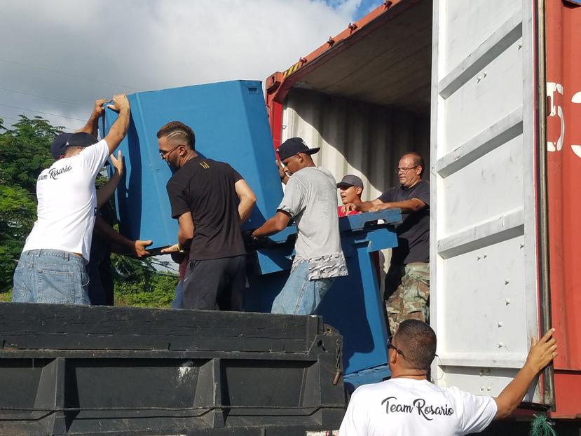 Familiares y amigos de Rosario le apoyaron en la entrega de suministros. (Suministrada)