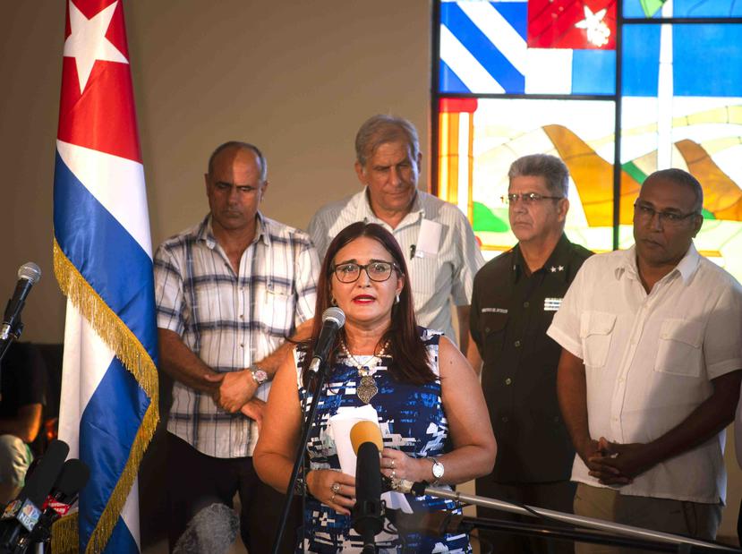 La subdirectora para Estados Unidos del Ministerio de Exteriores cubano, Johana Tablada (en primer plano), criticó que estos casos fuesen la excusa para cerrar los servicios consulares estadounidenses en La Habana. (AP / Ramón Espinosa)