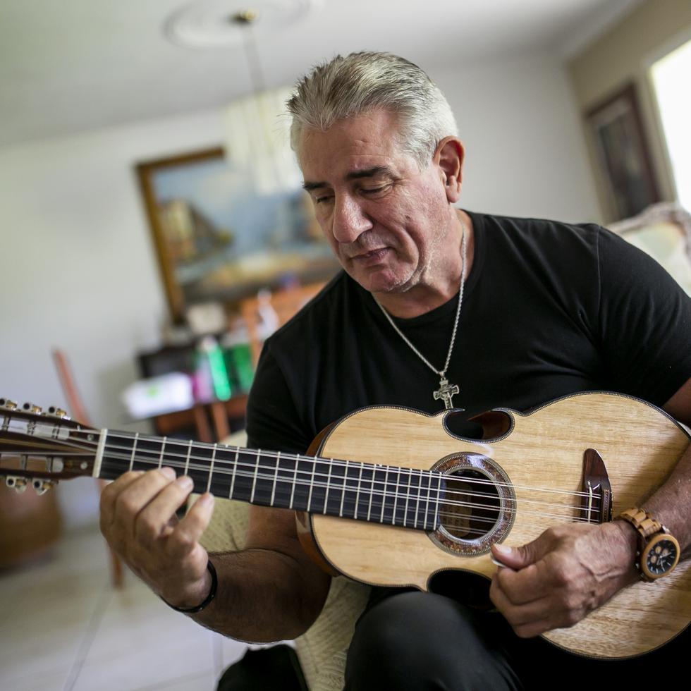 Harold Hernández, quien es paisajista, cantautor, cuatrista y maestro artesano, reside en Orlando, Florida, donde se ha dedicado a mantener viva la cultura boricua.