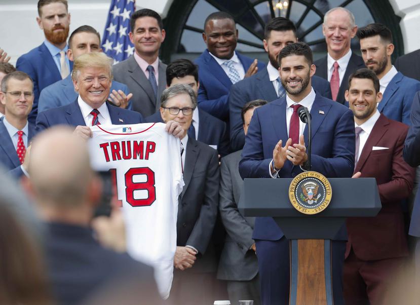 El presidente Donald Trump, a la izquierda, sostiene una camiseta del equipo que le fue presentada por el jardinero J.D. Martínez. (AP/Pablo Martinez Monsivais)