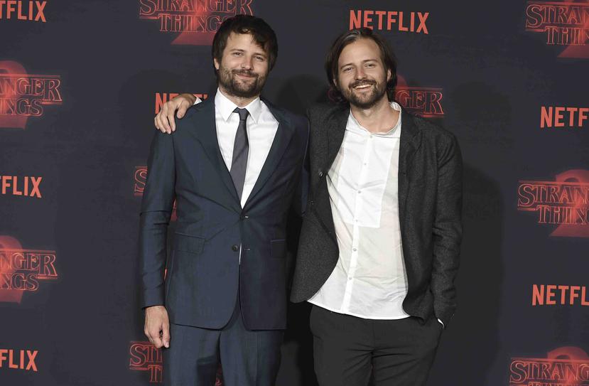 Los hermanos Matt y Ross Duffer, directores de la serie "Stranger Things", fueron señalados por una camarógrafa de  generar hostilidad en el ambiente laboral. (AP)