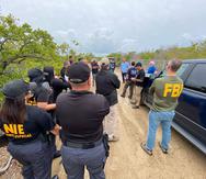 Autoridades federales inspeccionan terrenos invadidos en Bahía de Jobos, en Salinas