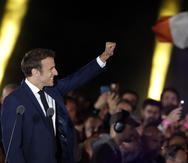 El presidente francés, Emmanuel Macron, celebra en el escenario del el Champs-de-Mars tras ganar la segunda vuelta de las elecciones presidenciales francesas, en París, Francia. EFE/EPA/GUILLAUME HORCAJUELO
