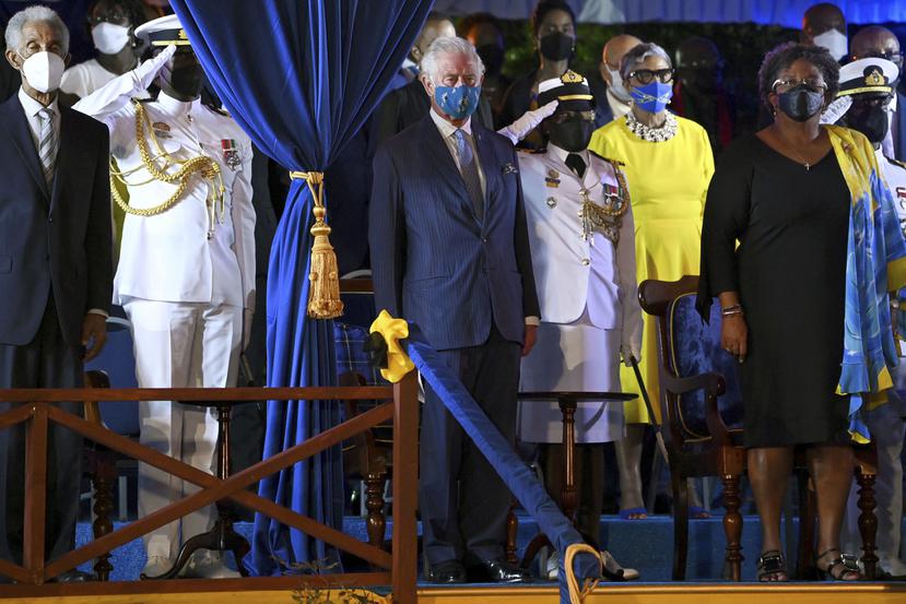 El príncipe Carlos, junto a la primera ministra de Barbados, Mia Mottley, a la derecha, y el ex jugador de críquet Garfield Sobers, a la izquierda, mientras asisten a la ceremonia de inauguración presidencial de Sandra Mason.