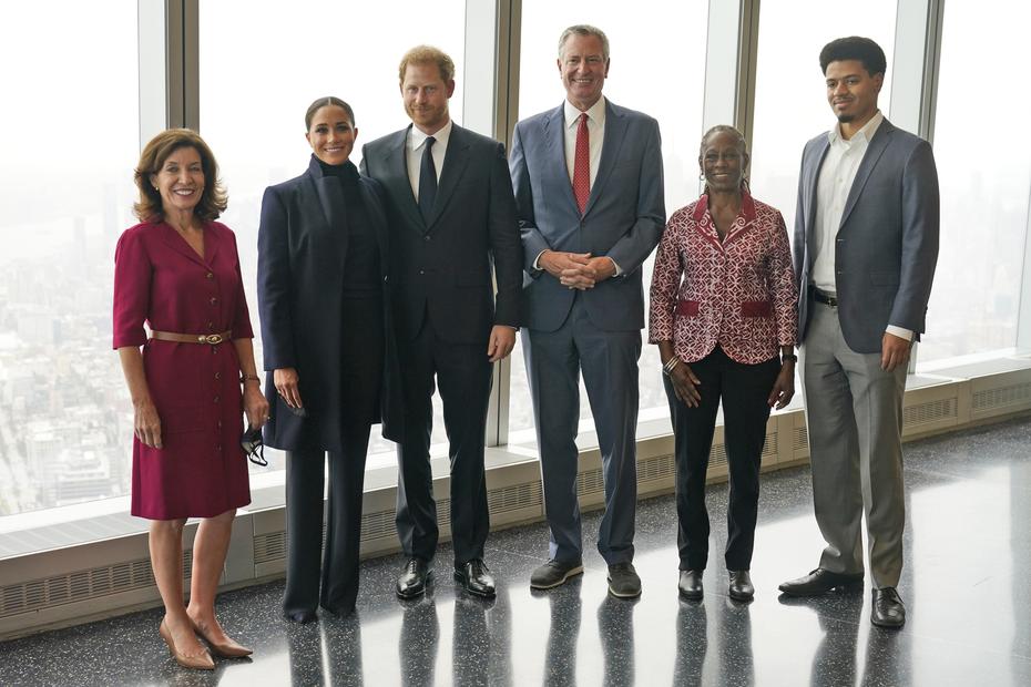 Los duques de Sussex compartieron con el alcalde de la ciudad de Nueva York, su esposa y su hijo. (Foto: AP)