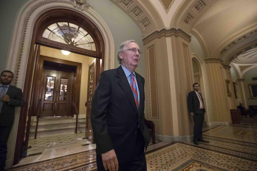 El líder de la mayoría en el Senado de Estados Unidos, Mitch McConnell de Kentucky, sale de la sala del Senado en el Capitolio, en Washington, tras una votación sobre la reforma sanitaria.
