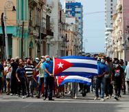 Un grupo de personas responden a manifestantes frente al capitolio de Cuba hoy, en La Habana (Cuba).