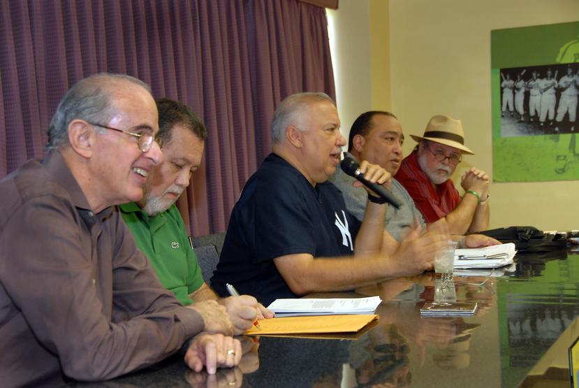 En la foto, el fenecido Elliott Castro (centro), fundador de la Descarga Original, junto a sus compañeros del programa. (GFR Media)