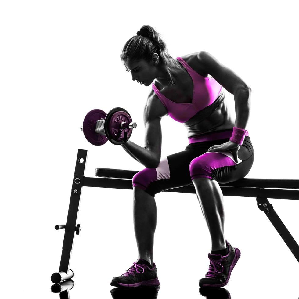 Concentrate Biceps: Sentado en el banco y apoyando la parte posterior del brazo en el muslo, realiza flexión del codo. Trabaja: Bíceps