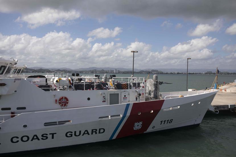 Un grupo de oficiales de la Guardia Costera transfirió a 23 de los inmigrantes a otra embarcación para ser repatriados. (GFR Media)