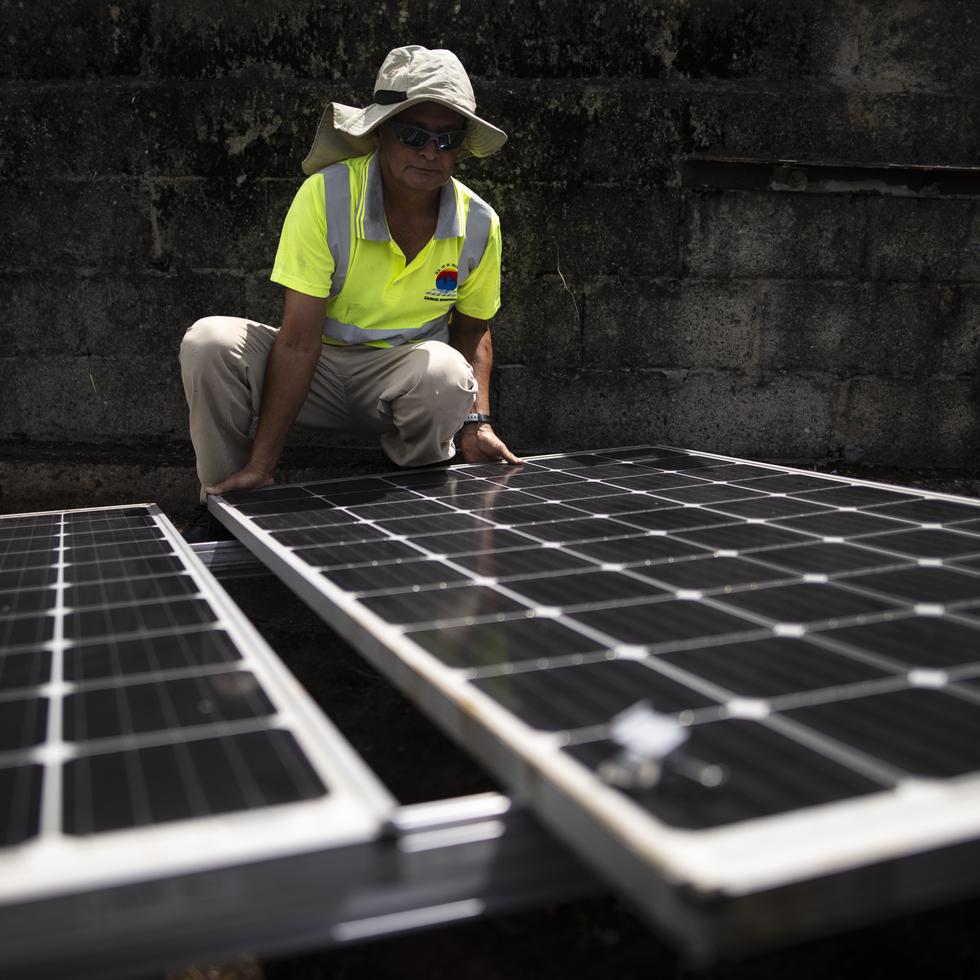 En Puerto Rico, hasta diciembre de 2023, había 765 megavatios de capacidad a través de sistemas de energía solar pertenecientes a clientes individuales.