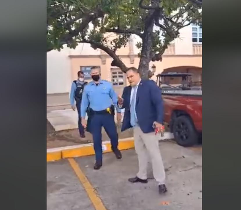 Captura del video en el que se ve al senador Carmelo Ríos acompañado de dos oficiales que arrestaron a Jadiel Torres.