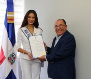Miss República Dominicana Universo 2023 Andreína Martínez Founier, fue reconocida como “Persona Distinguida”, por el Consulado Dominicano en Puerto Rico, durante una visita reciente de la reina de belleza a la isla. en la foto junto al cónsul de República Dominicana en Puerto Rico, César Cedeño Ávila.