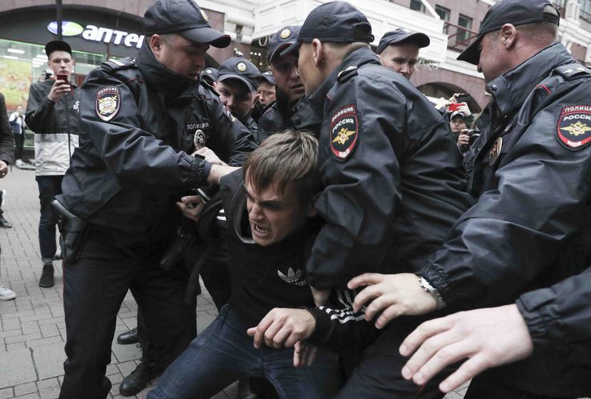 Una persona es arrestada durante una manifestación en Moscú en agosto. (AP)