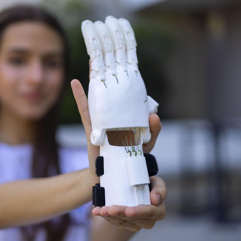 Lorena Pichiardi indicó que el prototipo está diseñado para una persona que le falten dedos, pero que tenga parte de su muñeca, porque la necesita para hacer fuerza y que el aparato se contraiga.