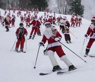 Personas disfrazadas de Santa Claus esquian en un evento caritativo en Sunday River Ski Resort, en Newry, Maine.