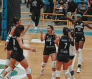 Natalia Valentín (centro) y las Sanjuaneras celebran un punto contra Naranjito.