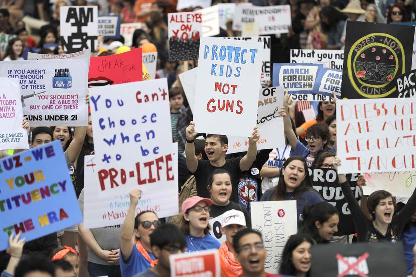 Estudiantes, padres y maestros se tiraron a la calle para reclamar acción por parte del gobierno respecto al control de armas. (AP)