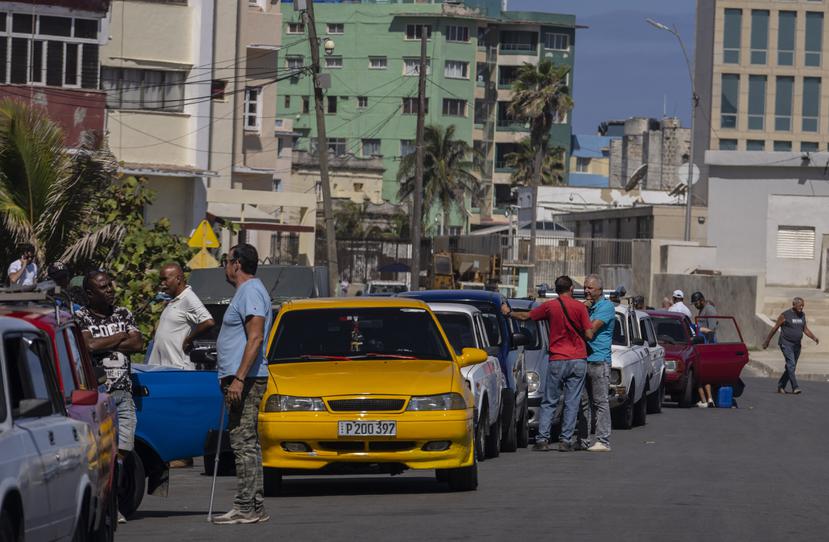 Ciudadanos hacen fila para cargar combustible en una gasolinera abierta en La Habana, Cuba, la semana pasada.