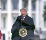 En esta imagen del 6 de enero de 2021, el presidente Donald Trump habla durante un mitin para protestar contra la certificación por parte del colegio electoral de Joe Biden como presidente, en Washington.