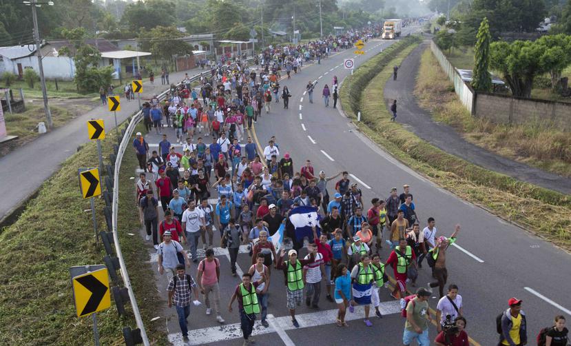 Centroamericanos caminan hacia la frontera de Estados Unidos sobre una carretera de Ciudad Hidalgo, México. (AP / Moises Castillo)