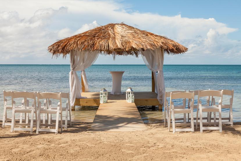 La hospedería estrenó un gazebo en la playa, que será reservado para la celebración de bodas y para masajes frente al mar. Abajo, el remodelado Salón Copa, con capacidad para acomodar a unas 120 personas.