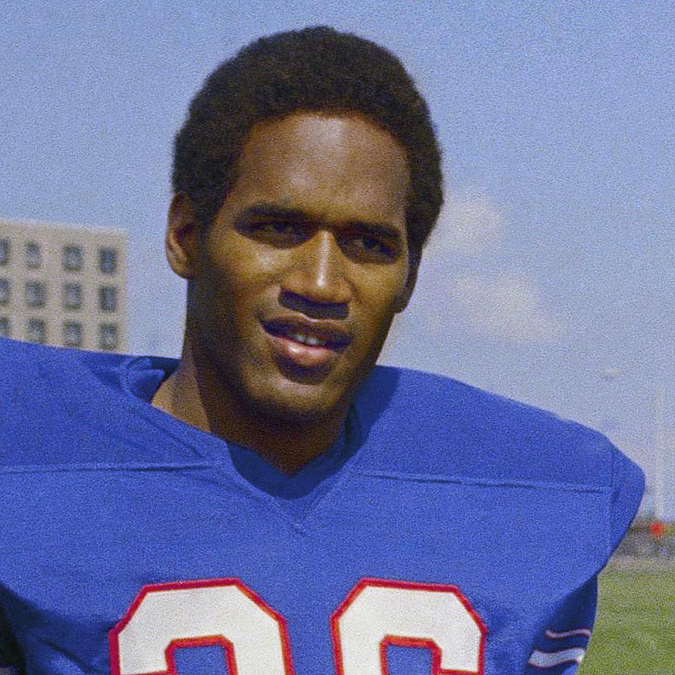O.J. Simpson posa con el uniforme de los Bills de Buffalo en 1969.