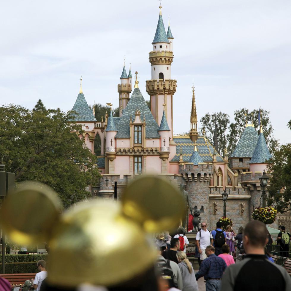 Desde la noche anterior de la reapertura, muchos visitantes se congregaron frente al famoso parque temático Disneyland en California.
