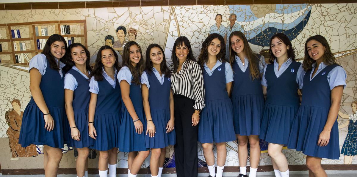 Cristina M. Dávila, directora del Colegio Puertorriqueño de Niñas (CPN), junto a un grupo de estudiantes de cuarto año.