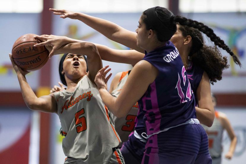 Nina de León, de Adianez, recibe una falta durante el partido contra el Colegio Bautista de Caguas. (AP)