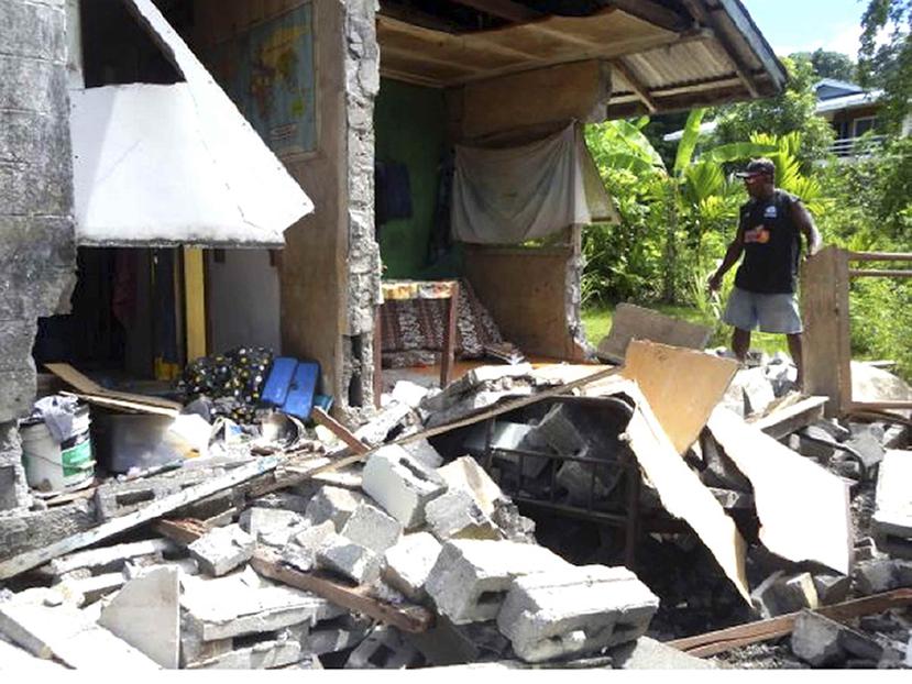 Las réplicas ocurrieron mientras las autoridades intentaban hacer llegar víveres y facilitar alojamiento a las 3,712 personas que fueron afectadas en Makira por el terremoto. (Gray Nako / World Vision Solomon Islands via AP)