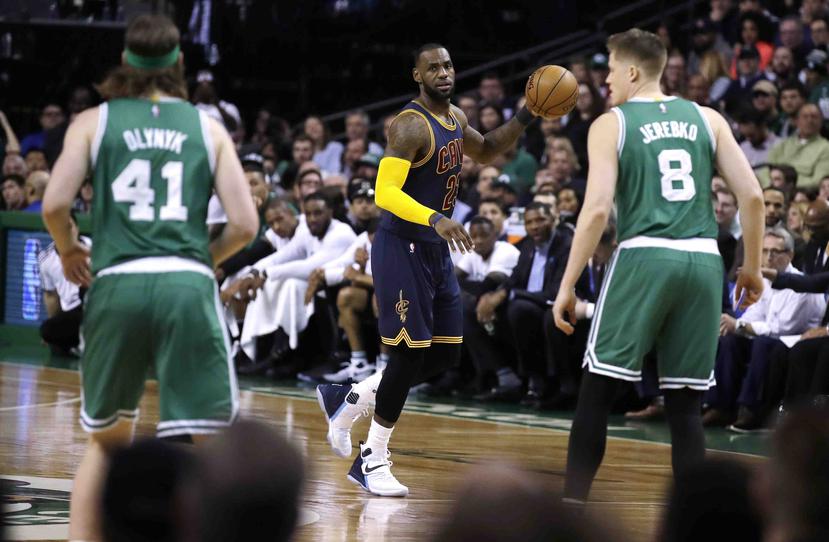 LeBron James, alero de los Cavaliers de Cleveland, conduce el balón durante un encuentro ante los Celtics de Boston. (AP / Charles Krupa)