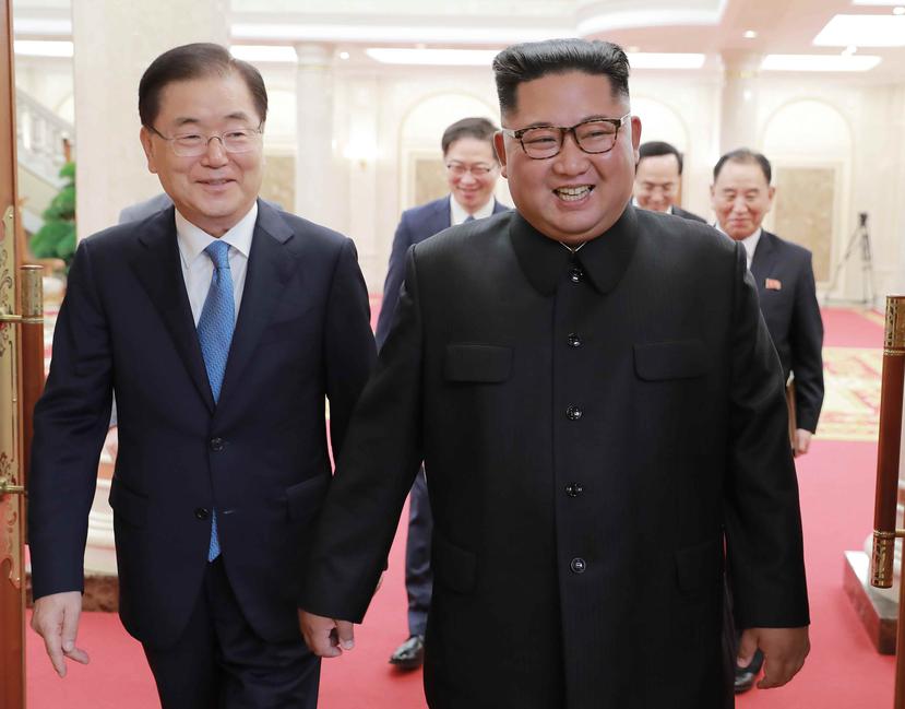 El líder norcoreano Kim Jong Un, derecha, con el director de Seguridad Nacional de Corea del Sur, Chung Eui-yong, en Pyongyang, Corea del Norte. (AP)