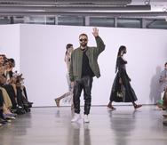 El diseñador Giambattista Valli saluda al público al terminar su presentación en la Semana de la Moda de París.